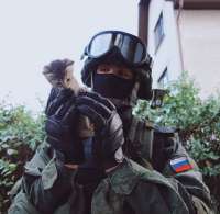 735x718