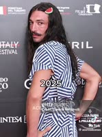 576x770