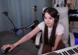 907x644