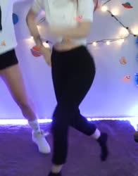 560x714