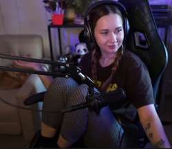 806x702