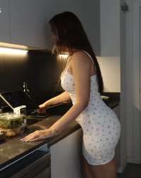 568x713