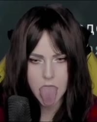 718x900