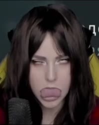 718x900