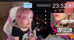 892x488