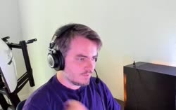 560x352