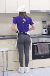 526x793