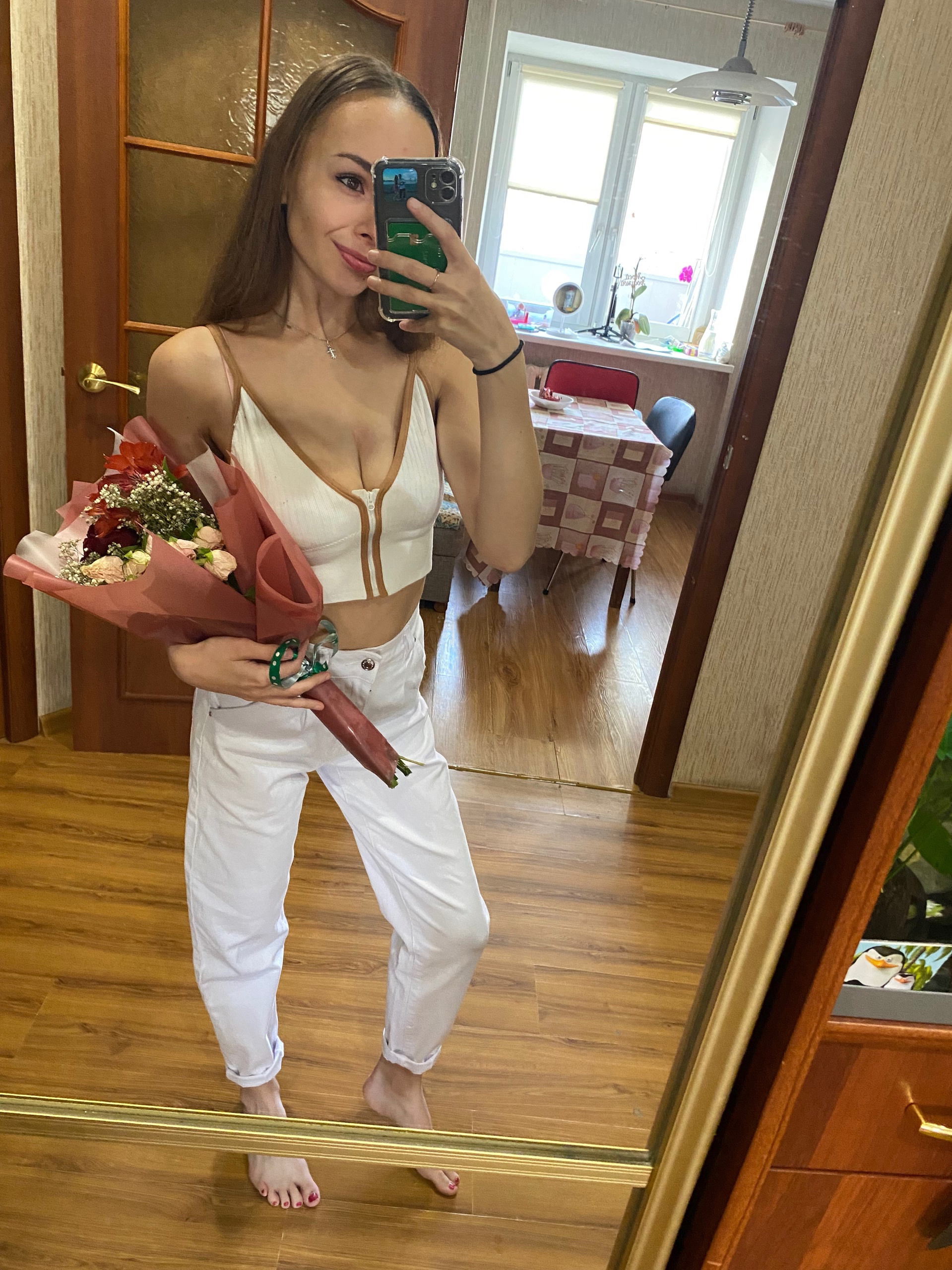 1919x2560