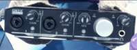 885x329