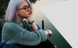 652x405