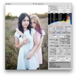 833x832