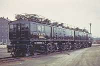 736x487