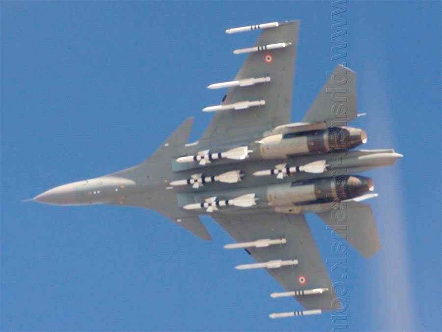 900x676